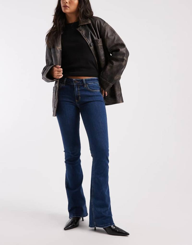 Hollister - Bootcut-Jeans in blauer Waschung mit mittelhohem Bund von Hollister