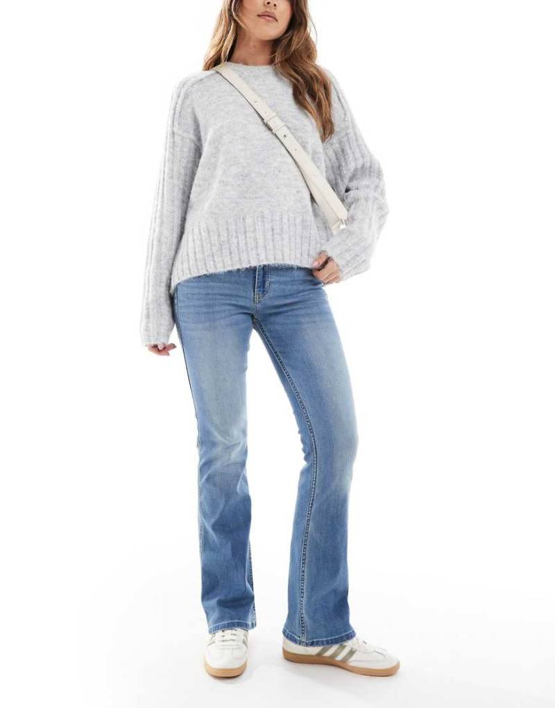 Hollister - Bootcut-Jeans in mittelblauer, cleaner Waschung mit mittelhohem Bund von Hollister