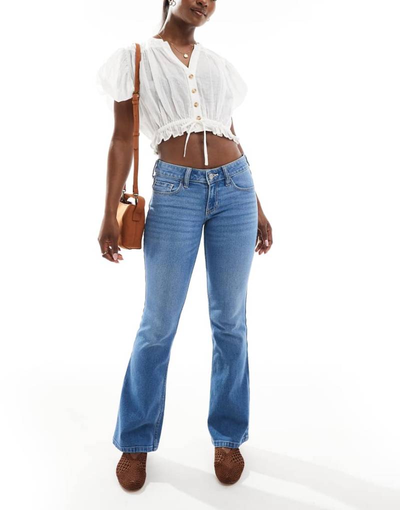 Hollister - Bootcut-Jeans in mittelblauer Waschung mit niedrigem Bund von Hollister