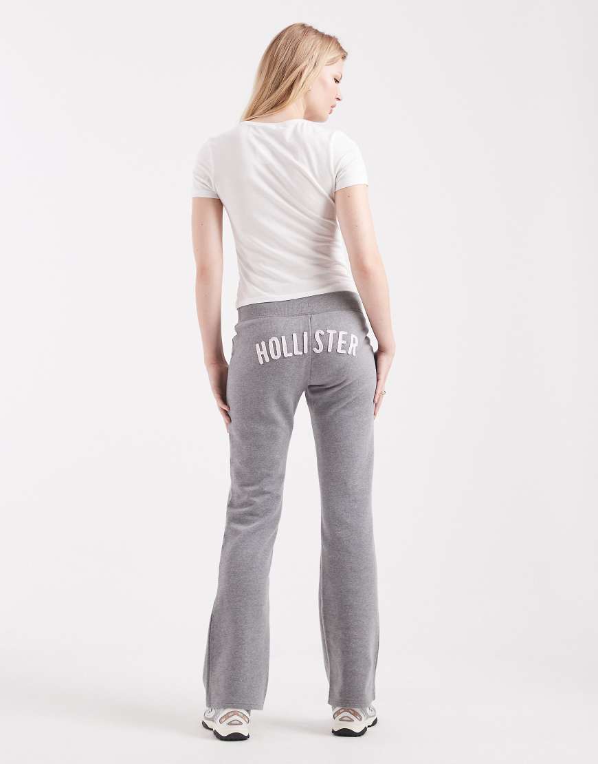 Hollister - Bootcut-Jogginghose in Grau mit niedrigem Bund und Logo hinten von Hollister
