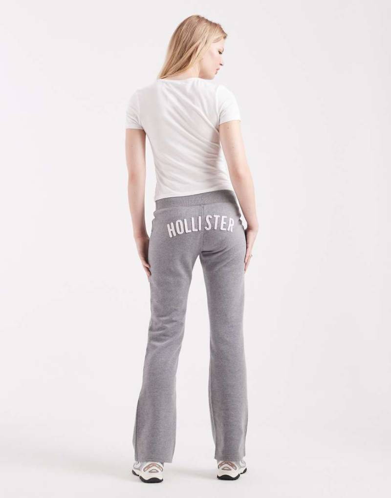 Hollister - Bootcut-Jogginghose in Grau mit niedrigem Bund und Logo hinten von Hollister