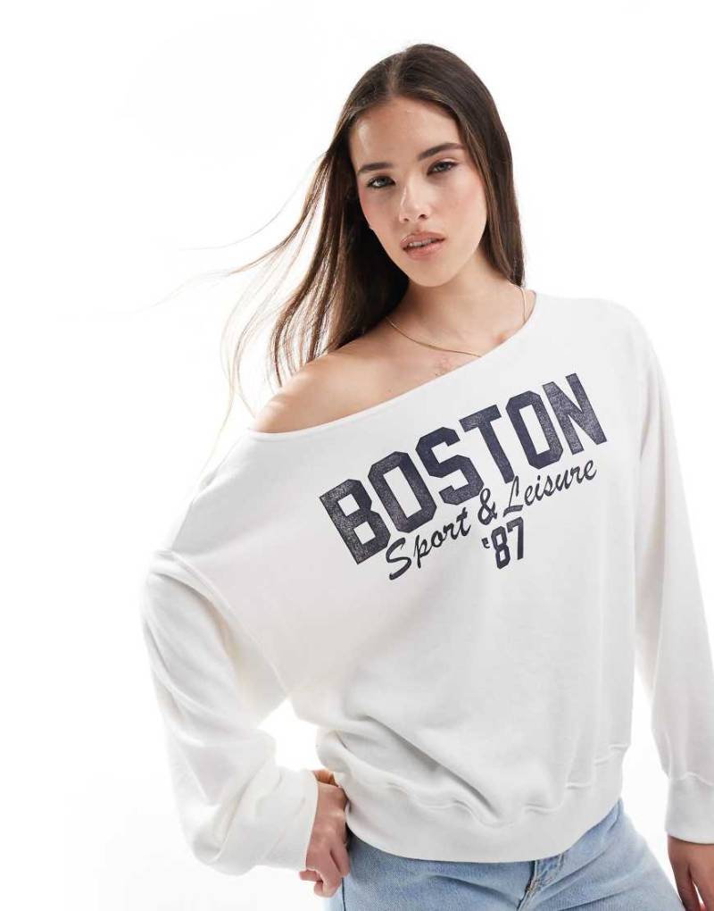 Hollister - Boston - Schulterfreies Sweatshirt in Weiß mit Grafik von Hollister