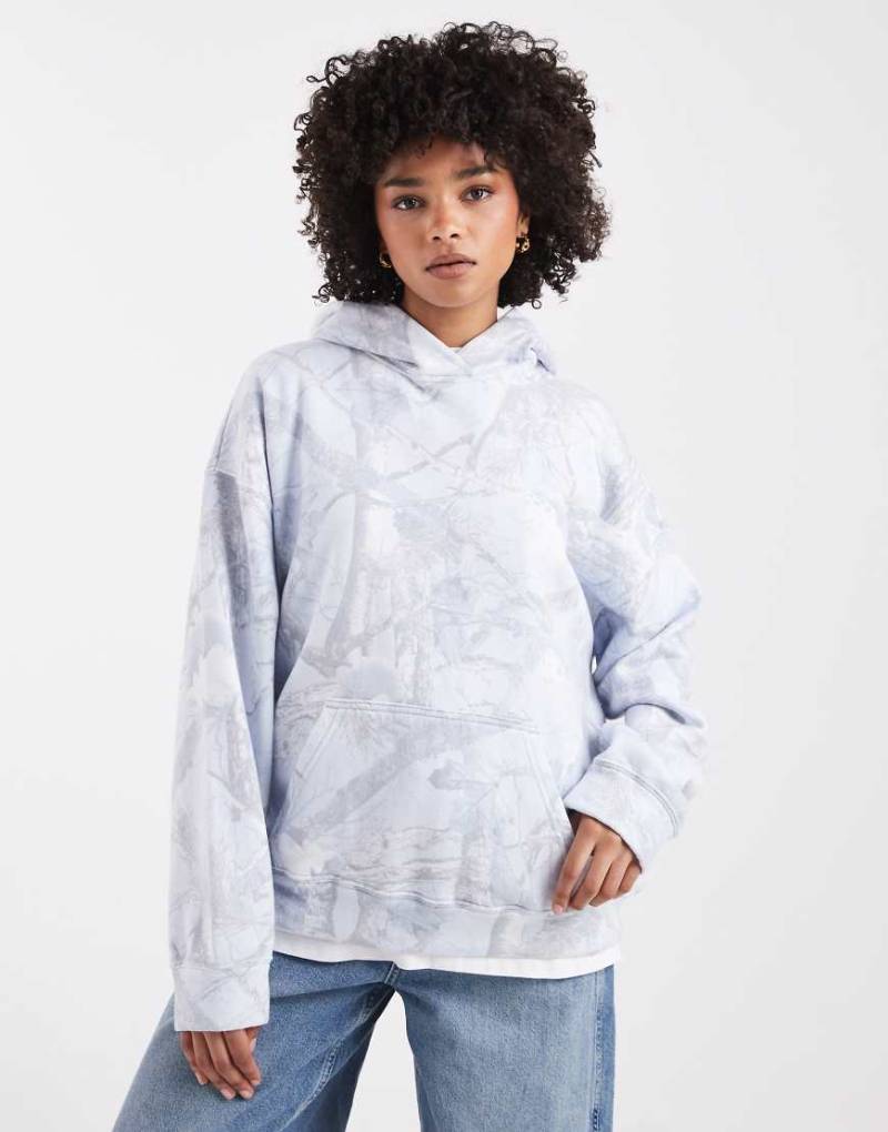 Hollister - Boyfriend-Kapuzenpullover in Hellblau mit abstraktem Muster und Mini-Logo von Hollister