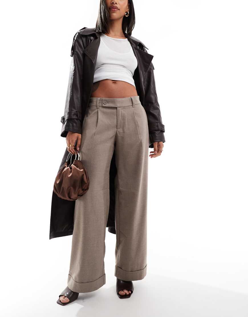Hollister - Elegante Hose in kariertem Braun mit weitem Schnitt Hollister - Elegante Hose in kariertem Braun mit weitem Schnitt von Hollister