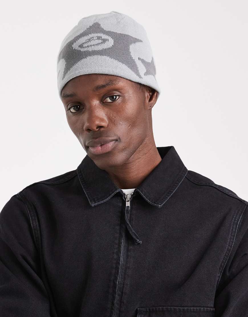 Hollister - Eng anliegende Strickmütze in Grau mit Sternmotiven-Bunt von Hollister