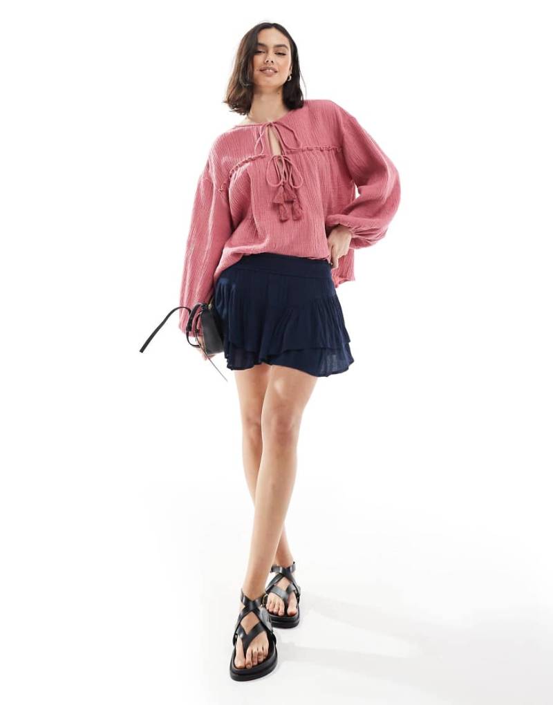 Hollister - Femme - Asymmetrischer, gestufter Mini-Skort in Weiß geblümt von Hollister