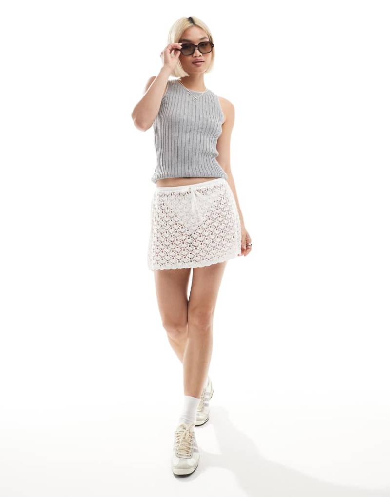 Hollister - Gehäkelter Minirock in Weiß mit niedrigem Bund von Hollister