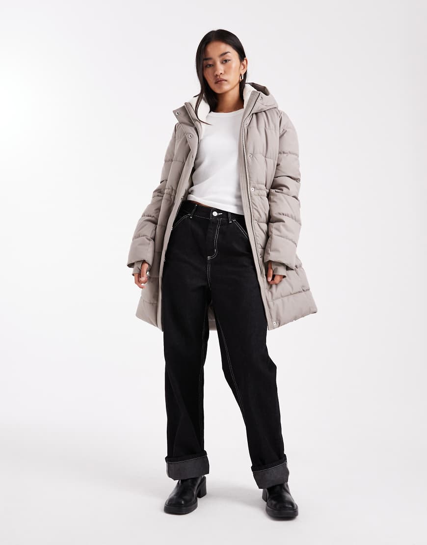 Hollister - Hochgeschlossener, gesteppter Parka in Grau Hollister - Hochgeschlossener, gesteppter Parka in Grau von Hollister