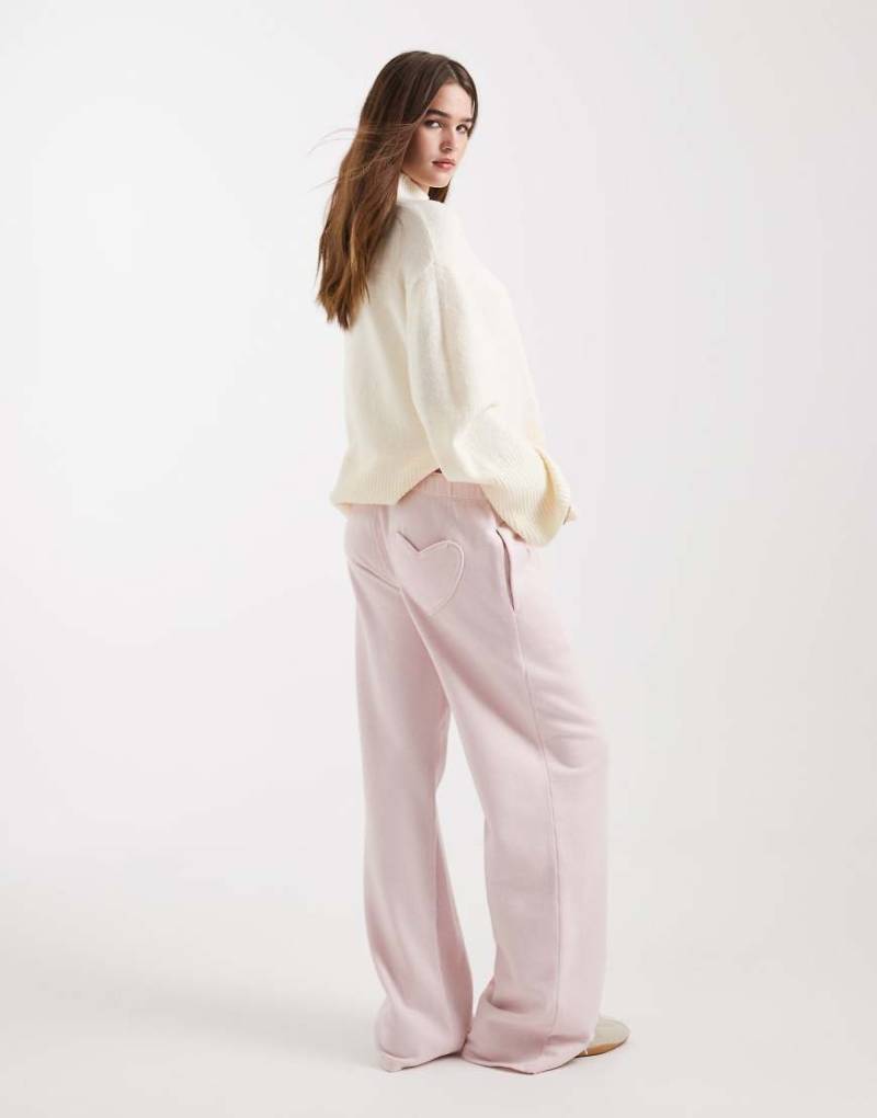 Hollister - Jogginghose in Rosa mit mittelhohem Bund, weitem Bein und Herzdetail von Hollister