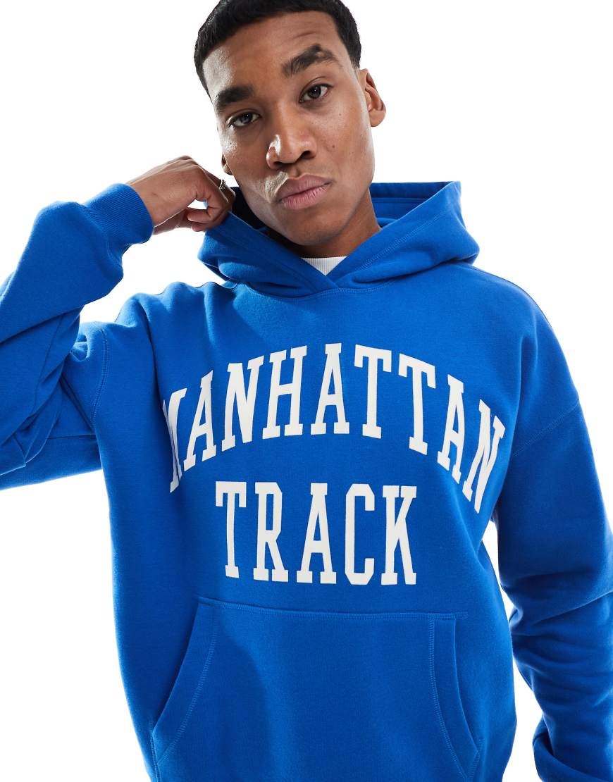 Hollister - Kastig geschnittener Kapuzenpullover in Blau mit Motivprint Hollister - Kastig geschnittener Kapuzenpullover in Blau mit Motivprint von Hollister