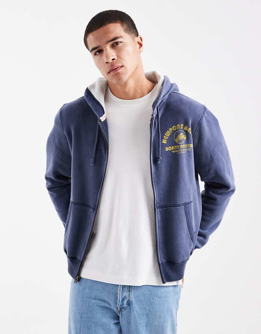 Hollister - Kastige Kapuzenjacke in Marineblau mit College-Motiv Hollister - Kastige Kapuzenjacke in Marineblau mit College-Motiv von Hollister