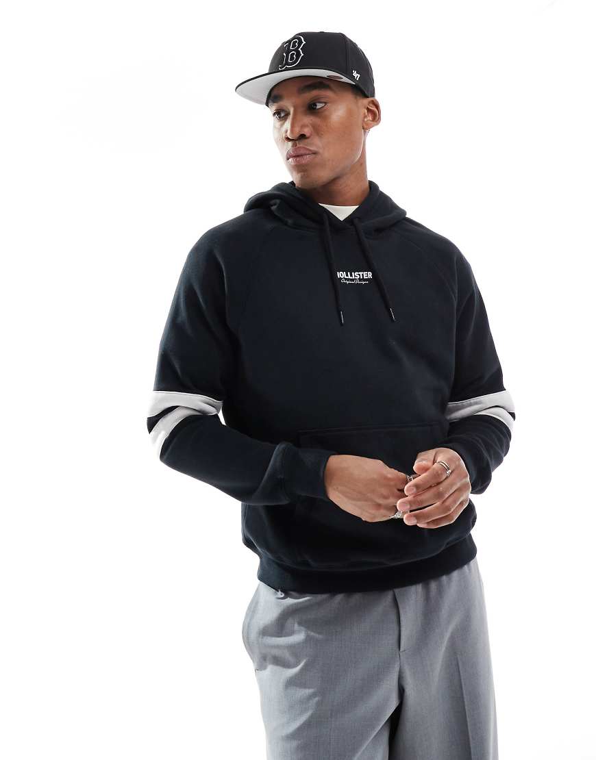 Hollister - Kastiger Kapuzenpullover in Schwarz mit College-Logo Hollister - Kastiger Kapuzenpullover in Schwarz mit College-Logo von Hollister