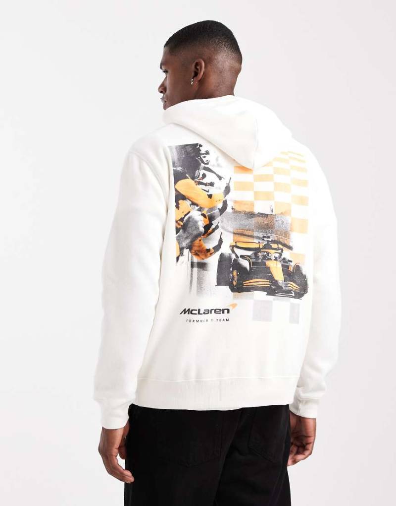 Hollister - Kastiger Kapuzenpullover in Weiß mit Formel 1 Grafik am Rücken Hollister - Kastiger Kapuzenpullover in Weiß mit Formel 1 Grafik am Rücken von Hollister