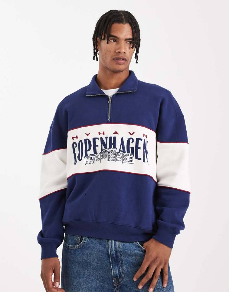 Hollister - Kastiges Sweatshirt in Marineblau mit College-Grafik und kurzem Reißverschluss von Hollister