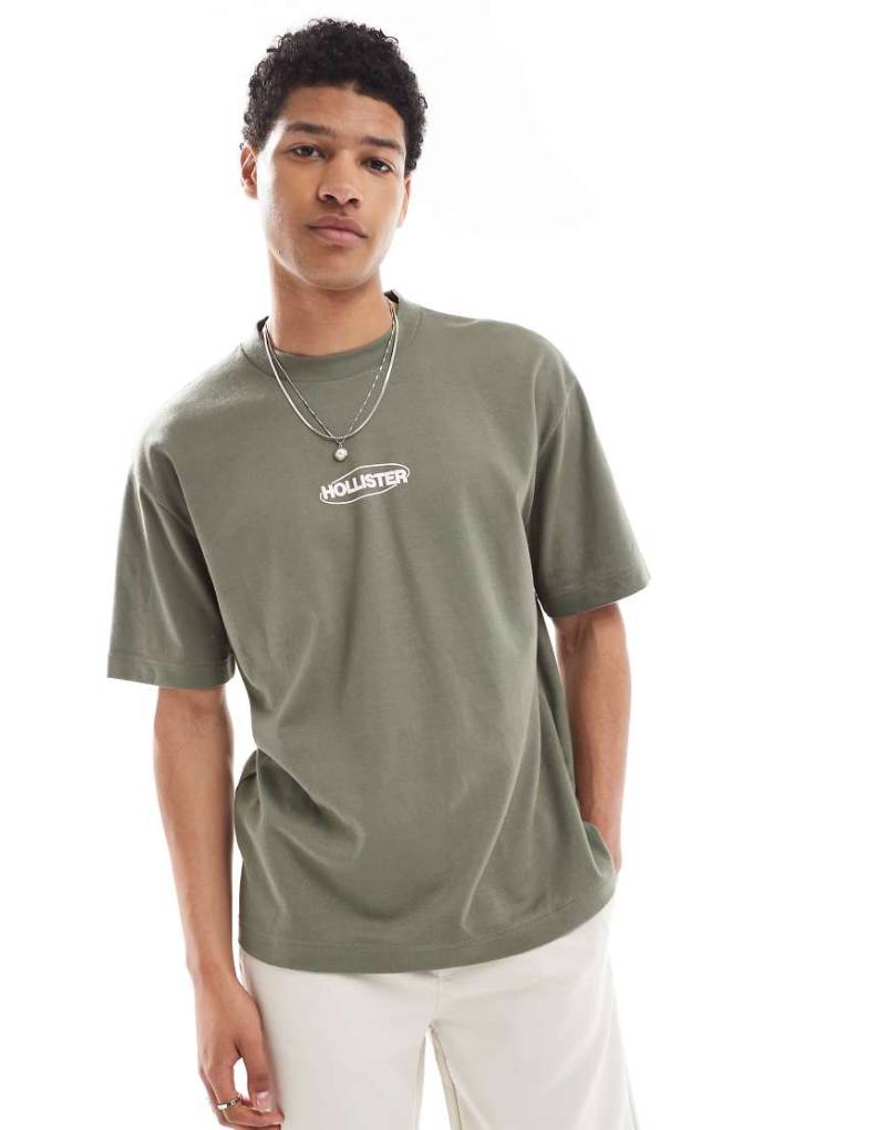 Hollister - Kastiges T-Shirt in Olivgrün mit kühlendem Effekt und rundem Logo von Hollister