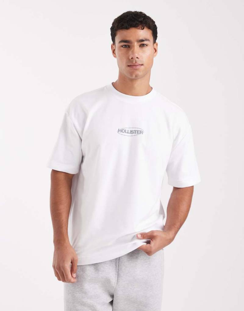 Hollister - Kastiges T-Shirt in Weiß mit kühlendem Effekt und kleinem Bubble-Logo von Hollister