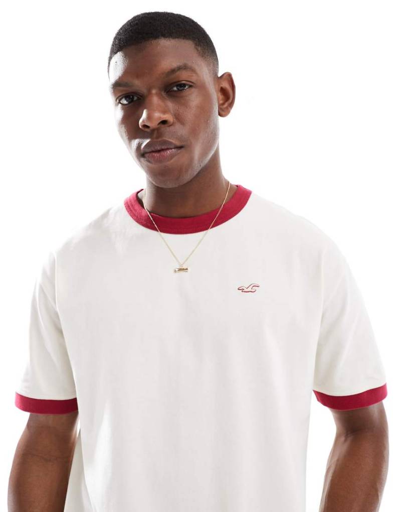 Hollister - Kastiges T-Shirt in verwaschenem Creme mit Logo und kontrastierenden Zierstreifen-Neutral von Hollister