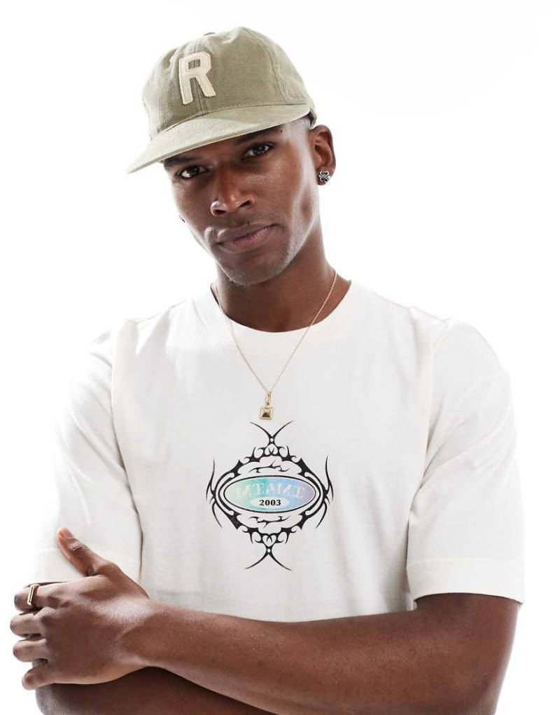 Hollister - Kastiges kurzes T-Shirt in Weiß mit Frontgrafik von Hollister