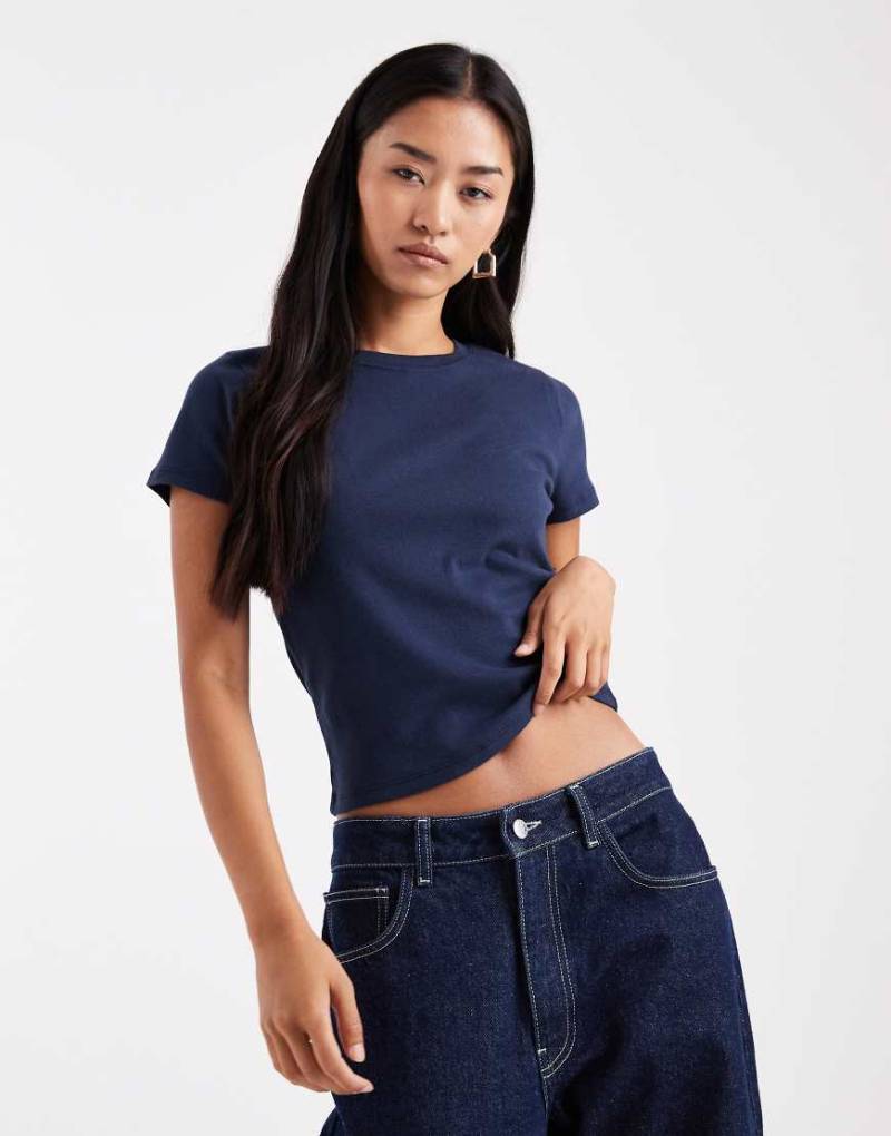 Hollister - Knapp geschnittenes, kurzärmliges T-Shirt in Marineblau Hollister - Knapp geschnittenes, kurzärmliges T-Shirt in Marineblau von Hollister