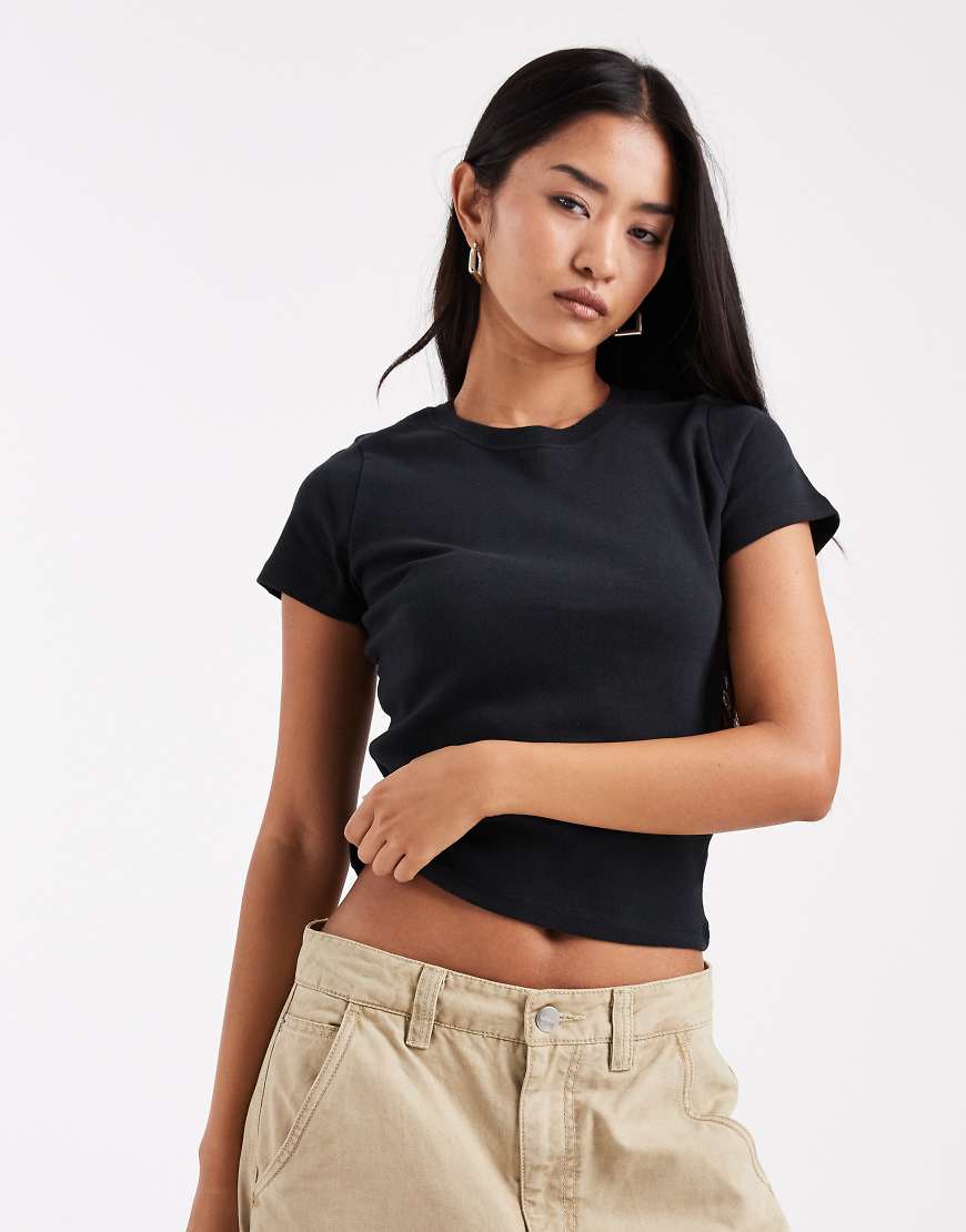 Hollister - Knapp geschnittenes, kurzärmliges T-Shirt in Schwarz Hollister - Knapp geschnittenes, kurzärmliges T-Shirt in Schwarz von Hollister