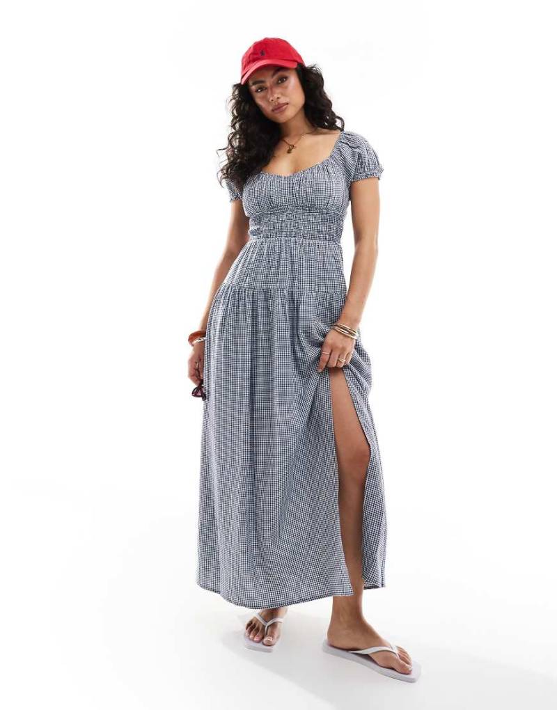 Hollister - Kurzärmliges Maxikleid in Blau mit Picknickmuster, gesmokter Taille und Milchmädchen-Ausschnitt von Hollister