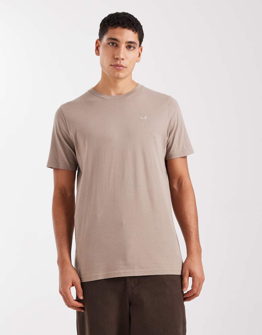 Hollister - Kurzärmliges T-Shirt in Hellbraun mit klassischer Passform und Markenlogo-Brown von Hollister