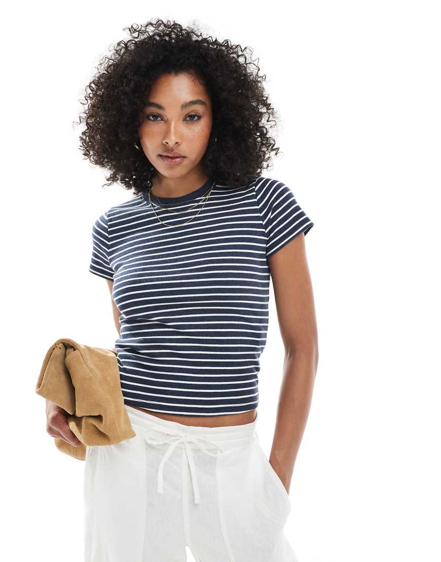 Hollister - Kurzärmliges T-Shirt mit blauen Streifen-Marineblau Hollister - Kurzärmliges T-Shirt mit blauen Streifen-Marineblau von Hollister