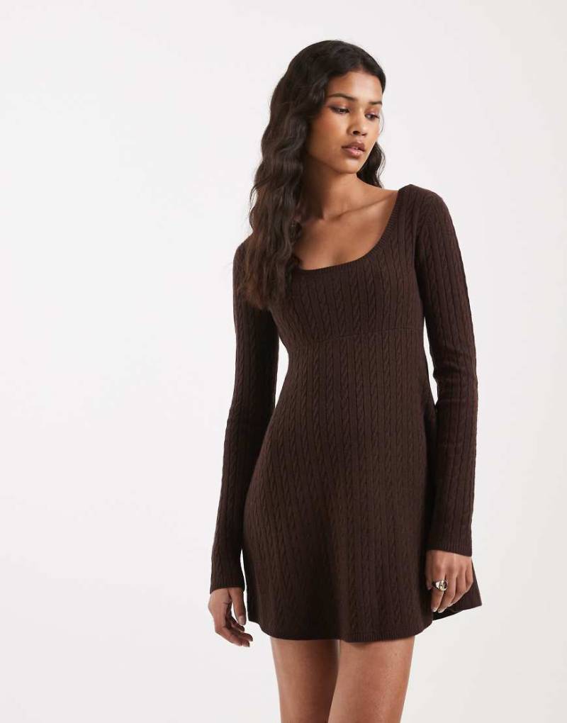 Hollister - Kurzes Babydoll-Pulloverkleid in Braun mit Bindedetail am Rücken-Brown von Hollister