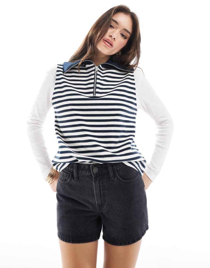 Hollister - Lässig geschnittene Jeansshorts in verwaschenem Schwarz mit hohem Bund Hollister - Lässig geschnittene Jeansshorts in verwaschenem Schwarz mit hohem Bund von Hollister