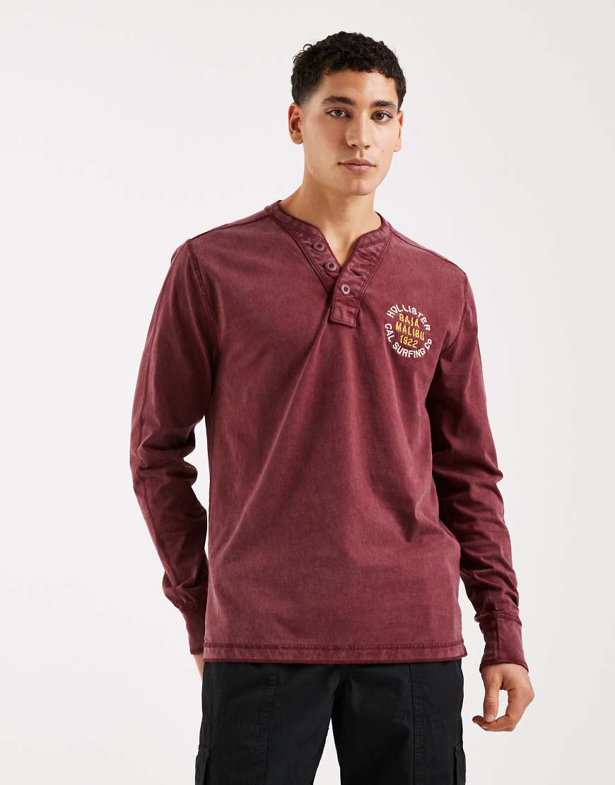 Hollister - Langärmliges Henley-Oberteil in Dunkelrot mit Grafik vorne von Hollister