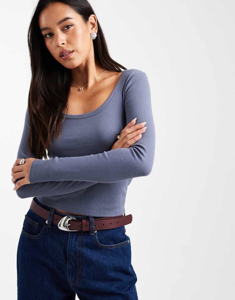 Hollister - Langärmliges Oberteil in Mittelblau mit eckigem Ausschnitt Hollister - Langärmliges Oberteil in Mittelblau mit eckigem Ausschnitt von Hollister