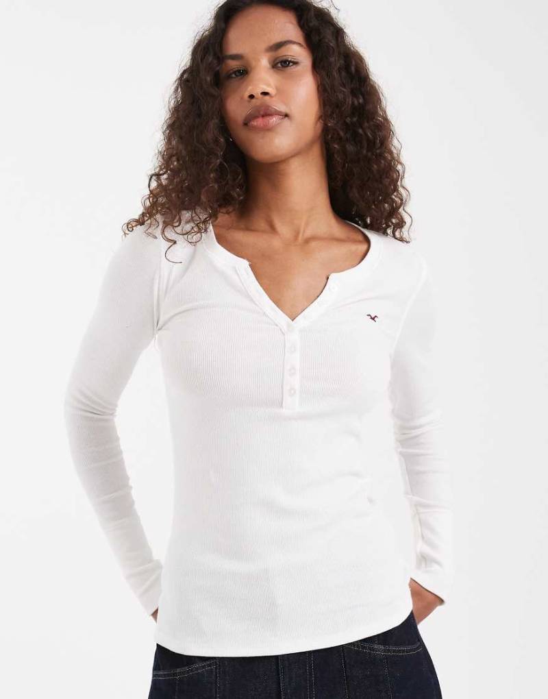 Hollister - Langärmliges Shirt in Weiß mit Henley-Ausschnitt Hollister - Langärmliges Shirt in Weiß mit Henley-Ausschnitt von Hollister