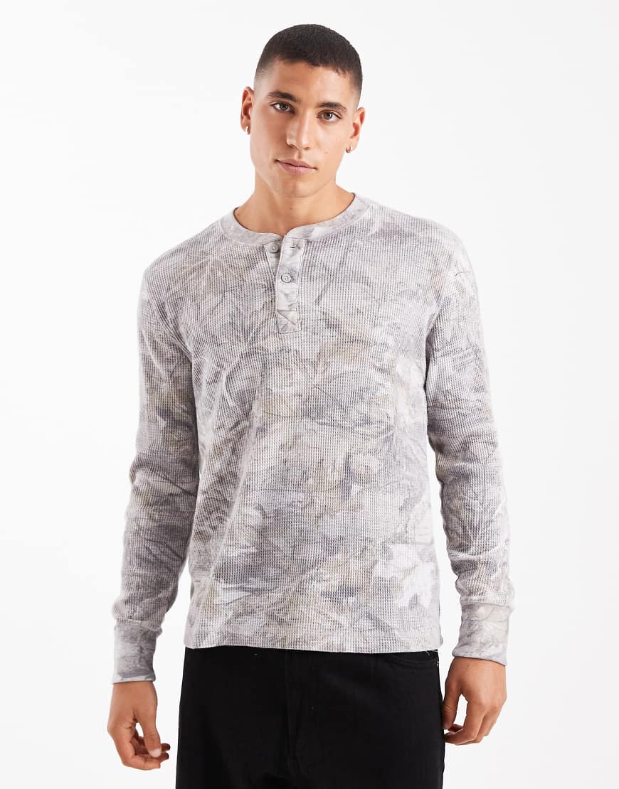Hollister - Langärmliges Thermo-Shirt mit Henley-Ausschnitt und Military-Muster-Bunt von Hollister