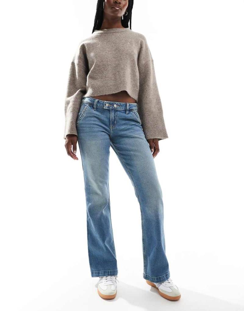 Hollister - Locker geschnittene Bootcut-Jeans in Indigoblau mit niedrigem Bund von Hollister