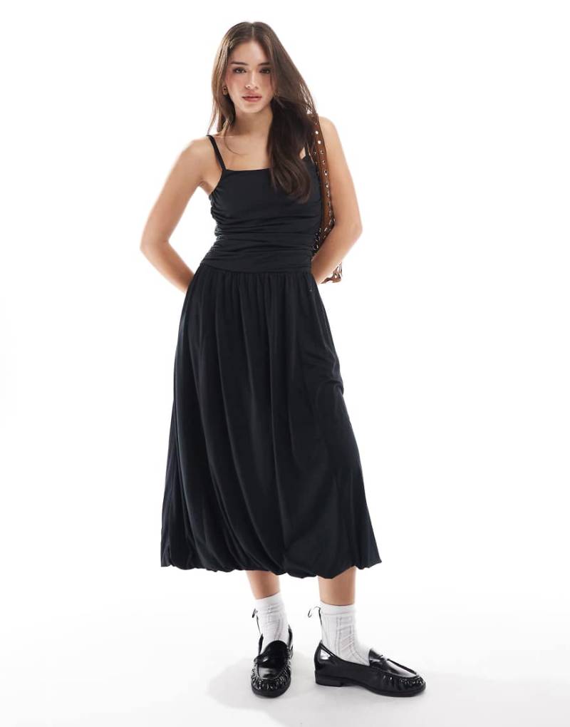 Hollister - Maxikleid in Schwarz mit Riemchendesign am Rücken und Ballonsaum von Hollister