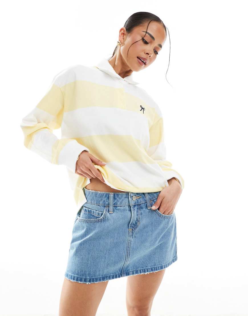 Hollister - Mini-Jeansrock in mittelblauer Waschung mit ausgefranstem Rand und niedrigem Bund Hollister - Mini-Jeansrock in mittelblauer Waschung mit ausgefranstem Rand und niedrigem Bund von Hollister
