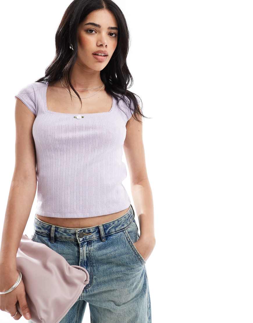 Hollister - Pointelle-T-Shirt in Lila mit eckigem Ausschnitt-Blau Hollister - Pointelle-T-Shirt in Lila mit eckigem Ausschnitt-Blau von Hollister