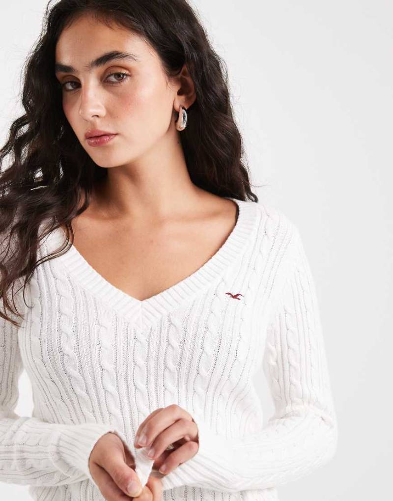 Hollister - Strickpullover in Weiß mit Zopfmuster, Markenlogo und V-Ausschnitt von Hollister