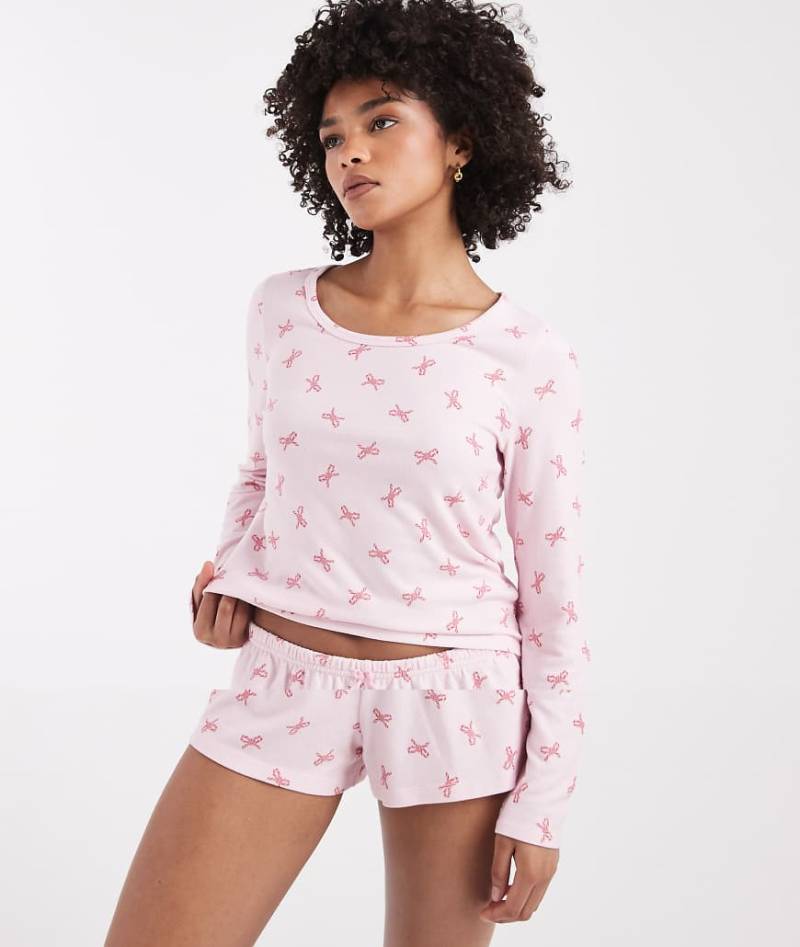 Hollister - Pyjama-Set in Rosa mit Schleifenmuster, bestehend aus langärmligem Oberteil und Shorts von Hollister