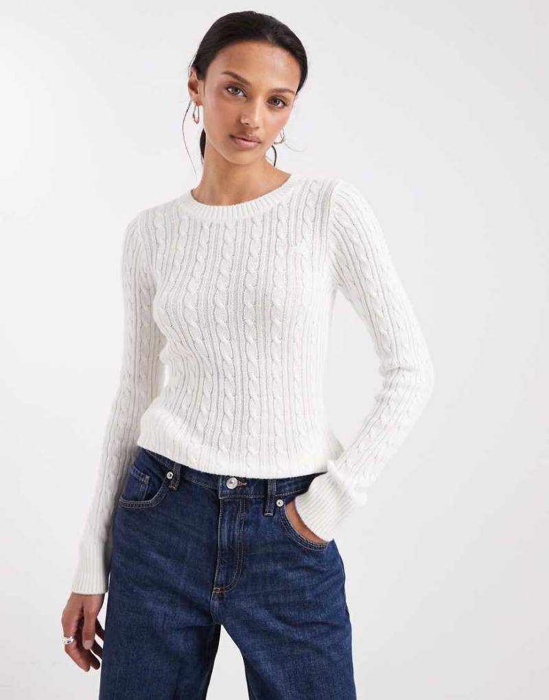 Hollister - Schmal geschnittener Strickpullover in Weiß mit Zopfmuster von Hollister