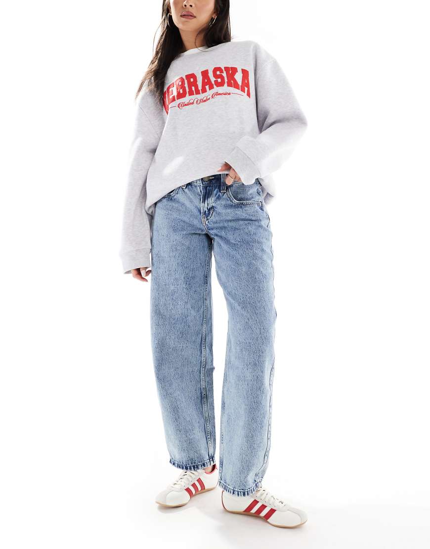 Hollister - Schmal zulaufende Jeans in hellblauer Waschung mit niedrigem Bund Hollister - Schmal zulaufende Jeans in hellblauer Waschung mit niedrigem Bund von Hollister