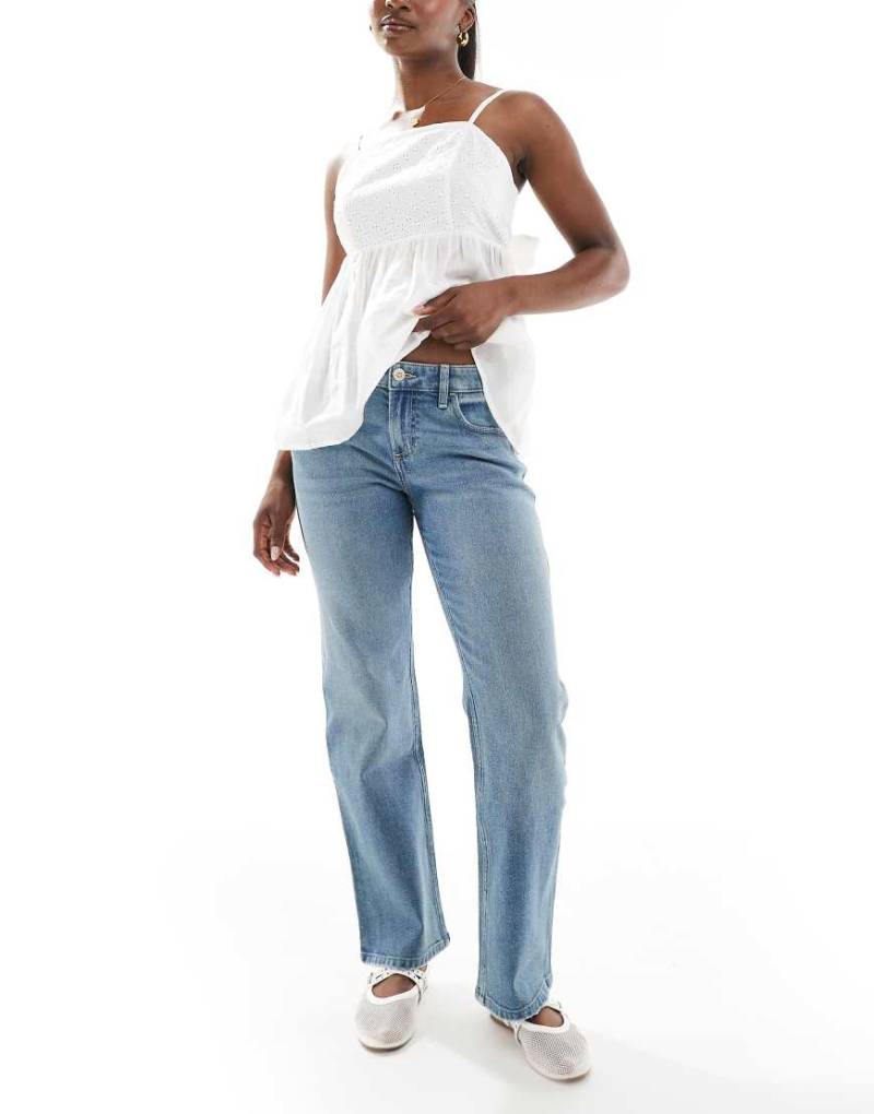 Hollister - Straight Jeans in mittlerer Waschung mit niedrigem Bund-Blau von Hollister