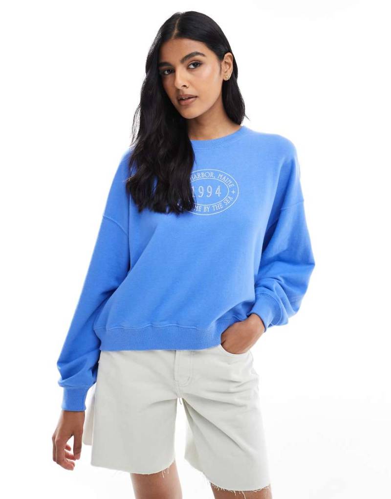 Hollister - Sweatshirt aus Terry-Stoff in Ultramarinblau mit Rundhalsausschnitt und Print von Hollister