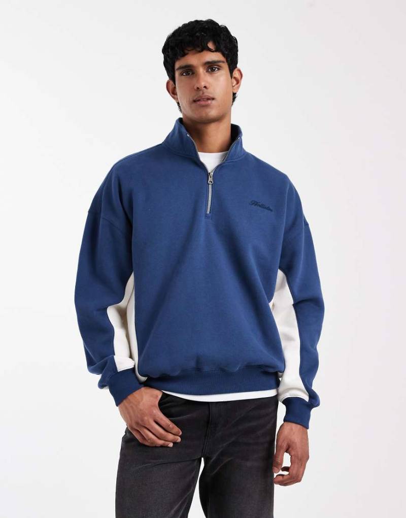 Hollister - Sweatshirt in Kontrastblau mit kurzem Reißverschluss und Logo auf der Brust von Hollister