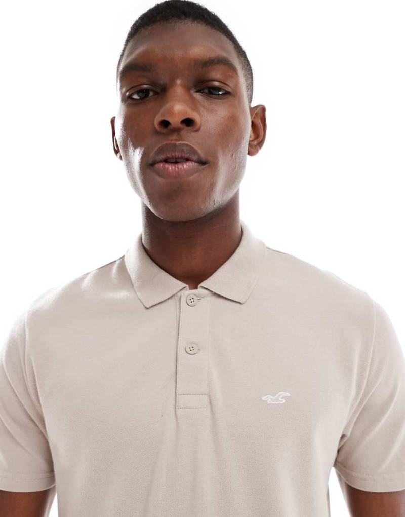 Hollister - T-Shirt in Cremeweiß mit Brust-Logo und Polo-Ausschnitt-Neutral von Hollister