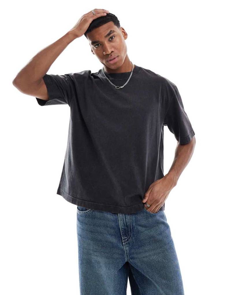 Hollister - T-Shirt in Grellschwarz mit Ziernaht und kurzem, kastigem Schnitt von Hollister