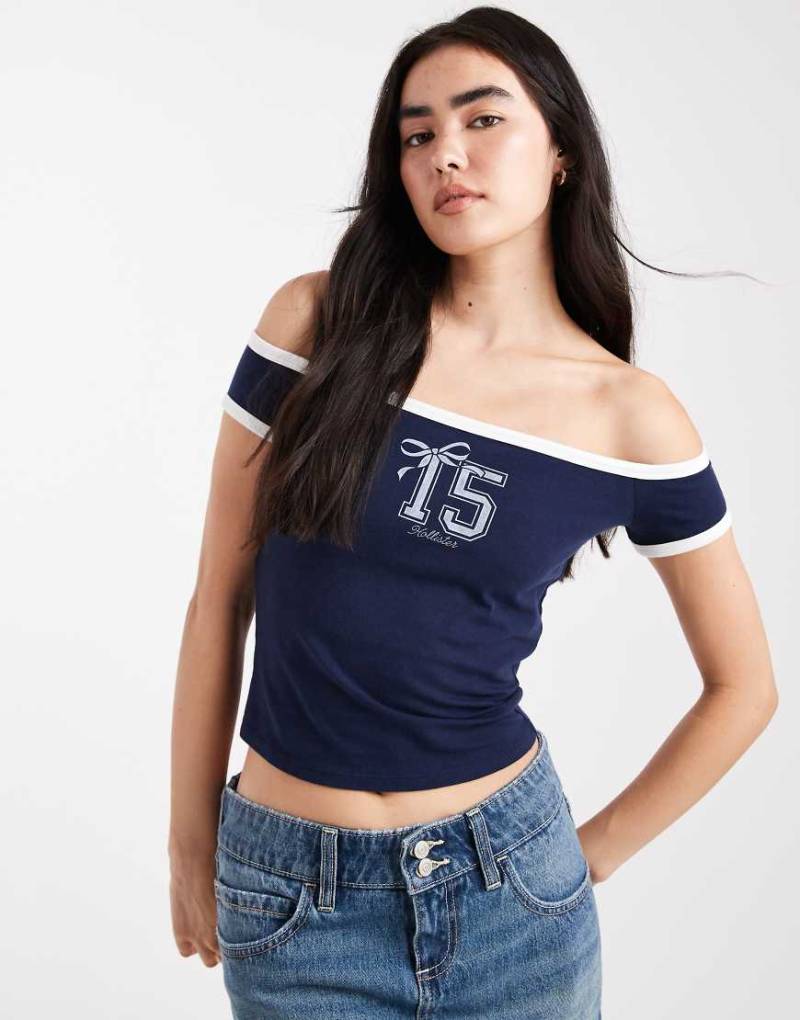 Hollister - T-Shirt in Marineblau mit kurzen Off-Shoulder-Ärmeln und Grafik von Hollister