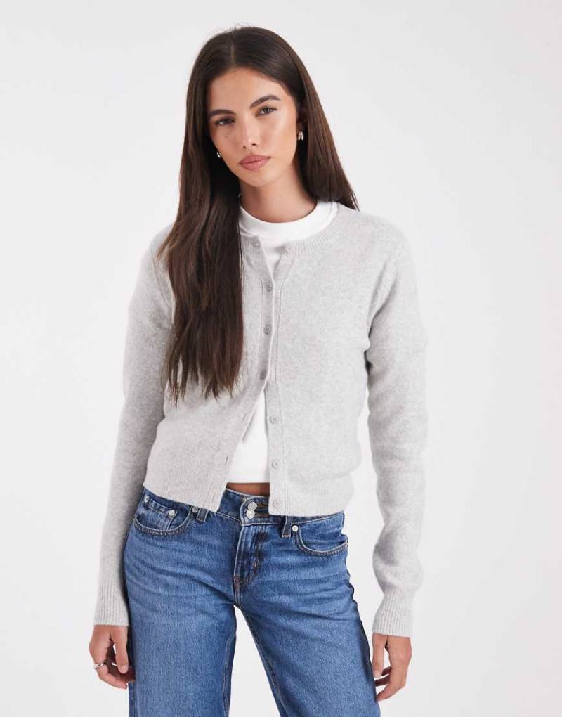 Hollister - Weiche, eng anliegende Strickjacke in Grau von Hollister