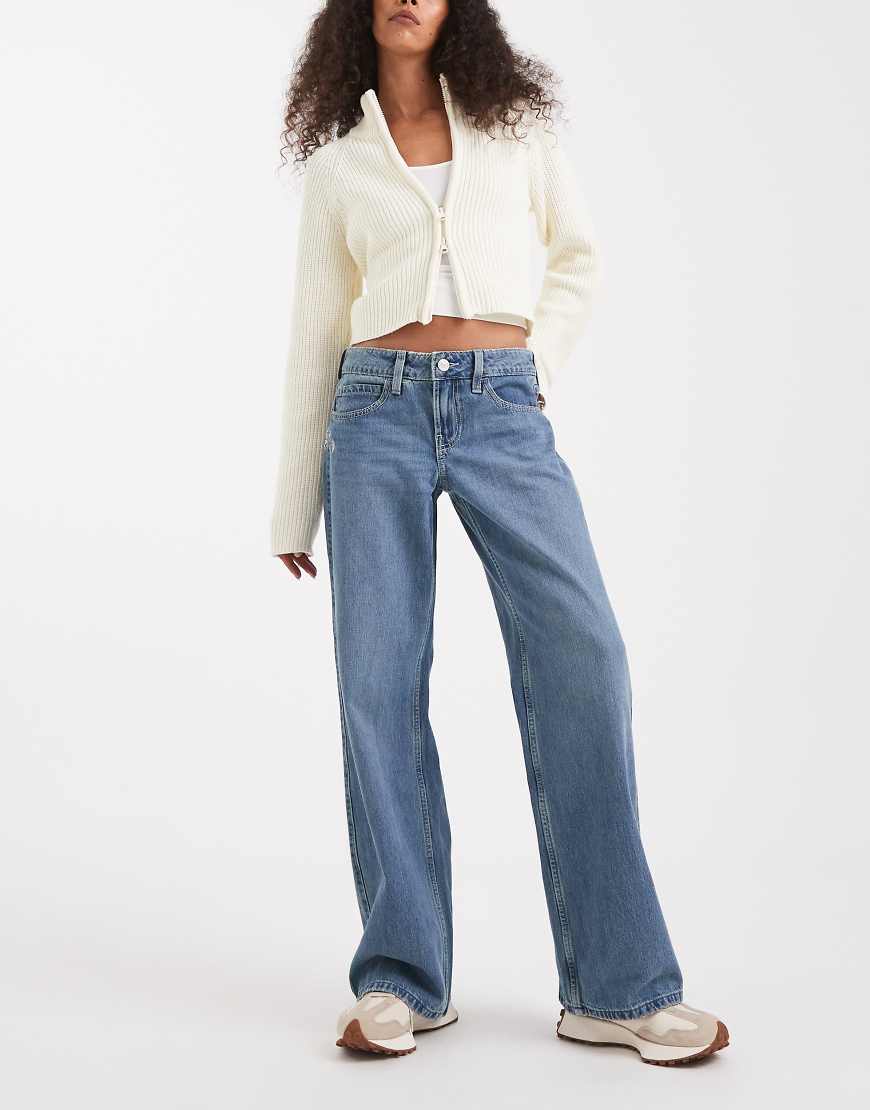 Hollister - Weit geschnittene, bestickte Jeans in hellblauer Waschung mit niedrigem Bund von Hollister