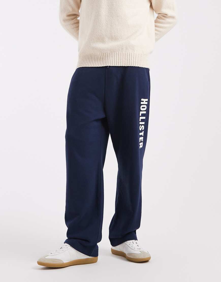 Hollister - Weite Frottee-Jogginghose in Marineblau mit Logo von Hollister
